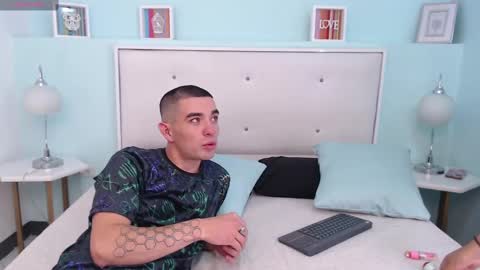 Snapshot of couplecolombia_gh chatting on 02.26.25 lola y juan online show from 02.26.25