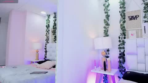 Snapshot of couplecolombia_gh chatting on 11.19.25 lola y juan online show from 11.19.25