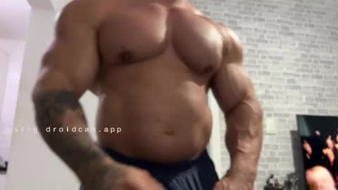 Snapshot of couplemuscle40 chatting on 05.09.26 couplemuscle40 online show from 05.09.26
