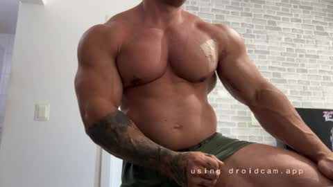 Snapshot of couplemuscle40 chatting on 05.12.26 couplemuscle40 online show from 05.12.26