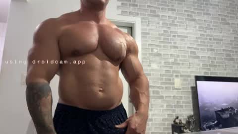 Snapshot of couplemuscle40 chatting on 05.18.26 couplemuscle40 online show from 05.18.26