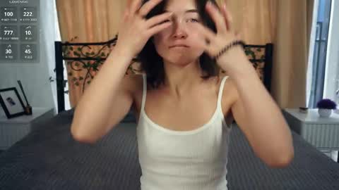 Yui online show from 09.18.25