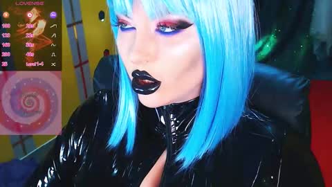 Snapshot of crazypinkyball chatting on 11.02.25 Roxy online show from 11.02.25