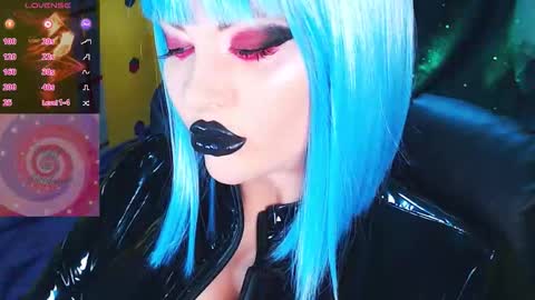 Snapshot of crazypinkyball chatting on 11.05.25 Roxy online show from 11.05.25