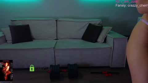 Snapshot of crazzy_cherry chatting on 09.25.25 crazzy cherry online show from 09.25.25