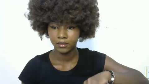 Snapshot of creamybabee chatting on 01.12.25 queen online show from 01.12.25