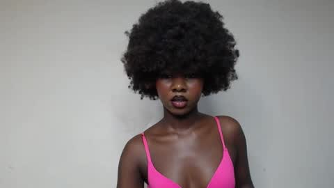 Snapshot of creamybabee chatting on 03.07.25 queen online show from 03.07.25