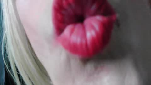 crislingery_doll online show from 02.01.25