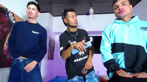 Snapshot of crismens chatting on 10.17.25 crismens online show from 10.17.25