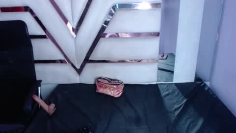 Snapshot of cristal_bobs chatting on 09.17.25 Cristal online show from 09.17.25