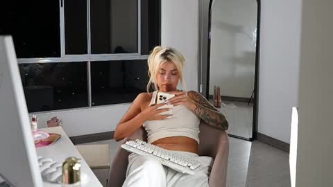 Snapshot of cristalhill chatting on 02.27.26 Laura online show from 02.27.26