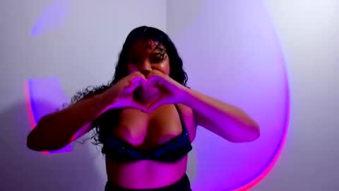 Snapshot of cristalsmith_tease14 chatting on 10.11.25 cristal online show from 10.11.25