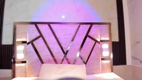 Snapshot of cristhinbrown chatting on 01.18.26 cristin online show from 01.18.26