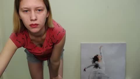 Snapshot of crystalgirl__ chatting on 12.04.24 Stella online show from 12.04.24