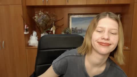 Snapshot of crystalgirl__ chatting on 02.09.25 Stella online show from 02.09.25