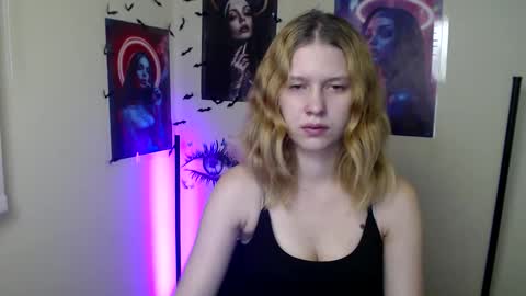 Snapshot of crystalgirl__ chatting on 11.09.25 Stella online show from 11.09.25