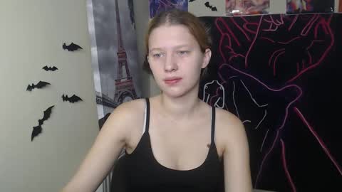 Snapshot of crystalgirl__ chatting on 11.12.25 Stella online show from 11.12.25