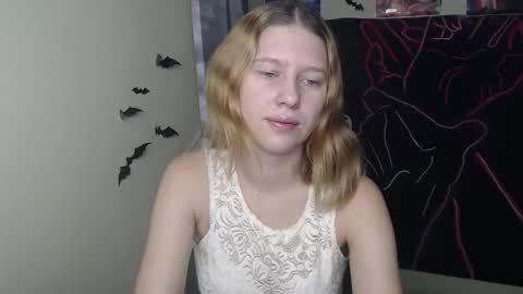 Snapshot of crystalgirl__ chatting on 11.18.25 Stella online show from 11.18.25