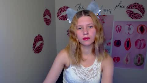 Snapshot of crystalgirl__ chatting on 11.23.25 Stella online show from 11.23.25