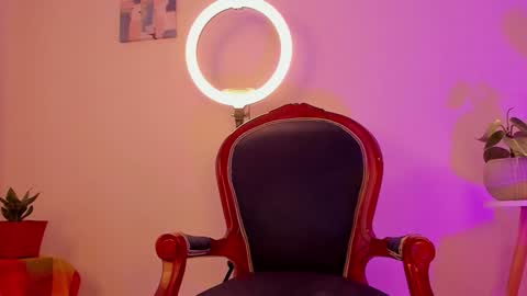 Snapshot of cuddlingbunnny chatting on 12.01.24 Leonela online show from 12.01.24