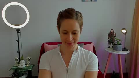 Snapshot of cuddlingbunnny chatting on 12.07.24 Leonela online show from 12.07.24