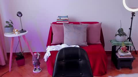 Snapshot of cuddlingbunnny chatting on 12.23.24 Leonela online show from 12.23.24