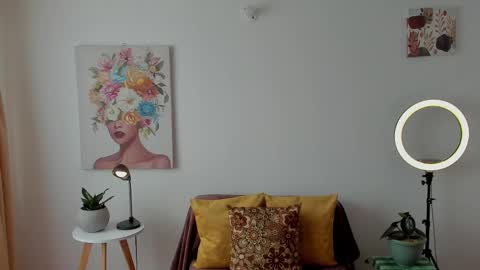 Snapshot of cuddlingbunnny chatting on 02.16.25 Leonela online show from 02.16.25