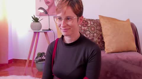 Snapshot of cuddlingbunnny chatting on 02.21.25 Leonela online show from 02.21.25