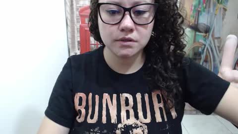 Snapshot of curly_greeneyed chatting on 11.10.25 Vannesa online show from 11.10.25