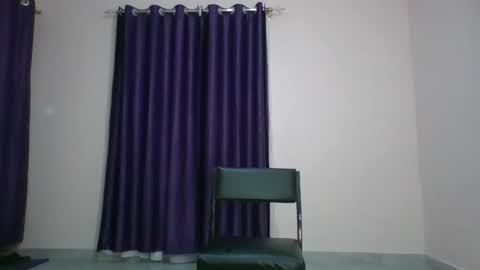 Snapshot of curvy_essie chatting on 02.20.25 Essie online show from 02.20.25