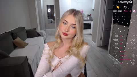 Snapshot of cute18cute chatting on 09.25.25 Kira online show from 09.25.25