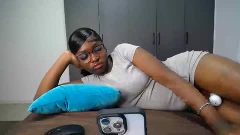 Snapshot of cute_ass18 chatting on 06.15.26 Liya online show from 06.15.26