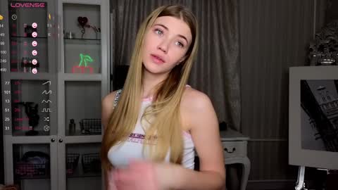 Snapshot of cute_fox_girl chatting on 02.05.25 Anne online show from 02.05.25