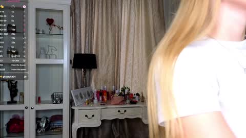 Snapshot of cute_fox_girl chatting on 10.17.25 Anne online show from 10.17.25