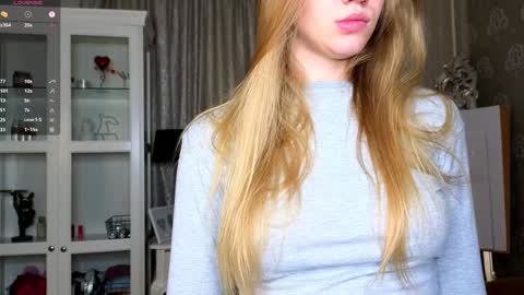 Snapshot of cute_fox_girl chatting on 11.07.25 Anne online show from 11.07.25