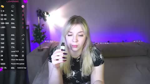 Snapshot of cute_sharloti chatting on 01.15.25 Sasha online show from 01.15.25