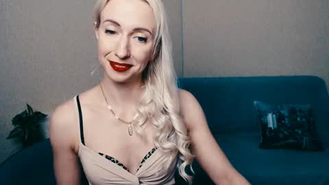 cute_smile_shy online show from 02.13.25