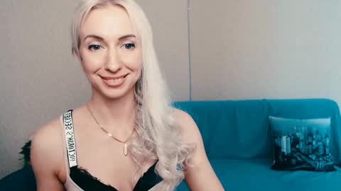 cute_smile_shy online show from 02.23.25