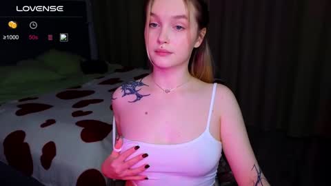 Snapshot of cute_summer_breathe chatting on 01.21.25 Sue online show from 01.21.25