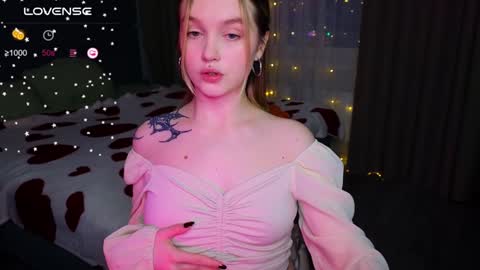 Snapshot of cute_summer_breathe chatting on 01.22.25 Sue online show from 01.22.25