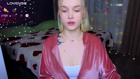 Snapshot of cute_summer_breathe chatting on 03.04.25 Sue online show from 03.04.25