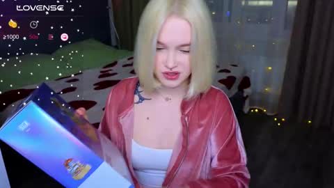 Snapshot of cute_summer_breathe chatting on 03.06.25 Sue online show from 03.06.25