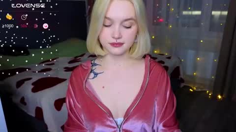 Snapshot of cute_summer_breathe chatting on 03.09.25 Sue online show from 03.09.25