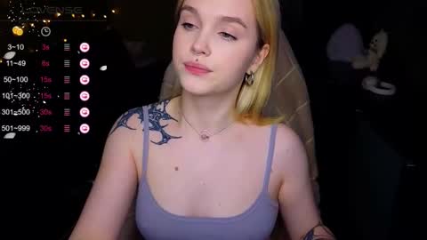 Snapshot of cute_summer_breathe chatting on 12.04.25 Sue online show from 12.04.25