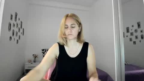 Snapshot of cutehana chatting on 11.01.25 MADY online show from 11.01.25