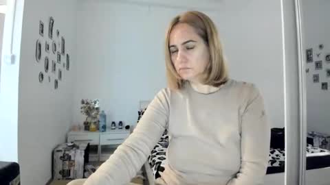 Snapshot of cutehana chatting on 11.16.25 MADY online show from 11.16.25