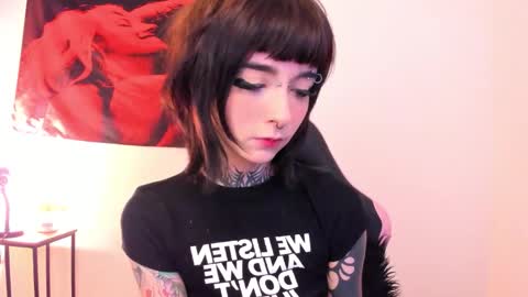 Snapshot of cyberia____________________ chatting on 01.10.26 cel I am independent Help me reach 200 thumbs up uwu online show from 01.10.26