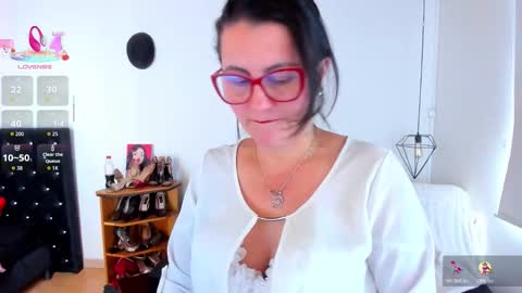 Mia  online show from 10.31.25