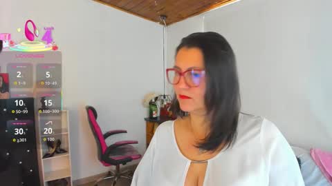 Mia  online show from 11.18.25