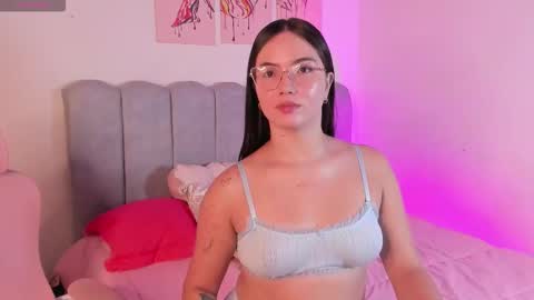 Snapshot of dafnevega chatting on 11.26.25 Dafne online show from 11.26.25